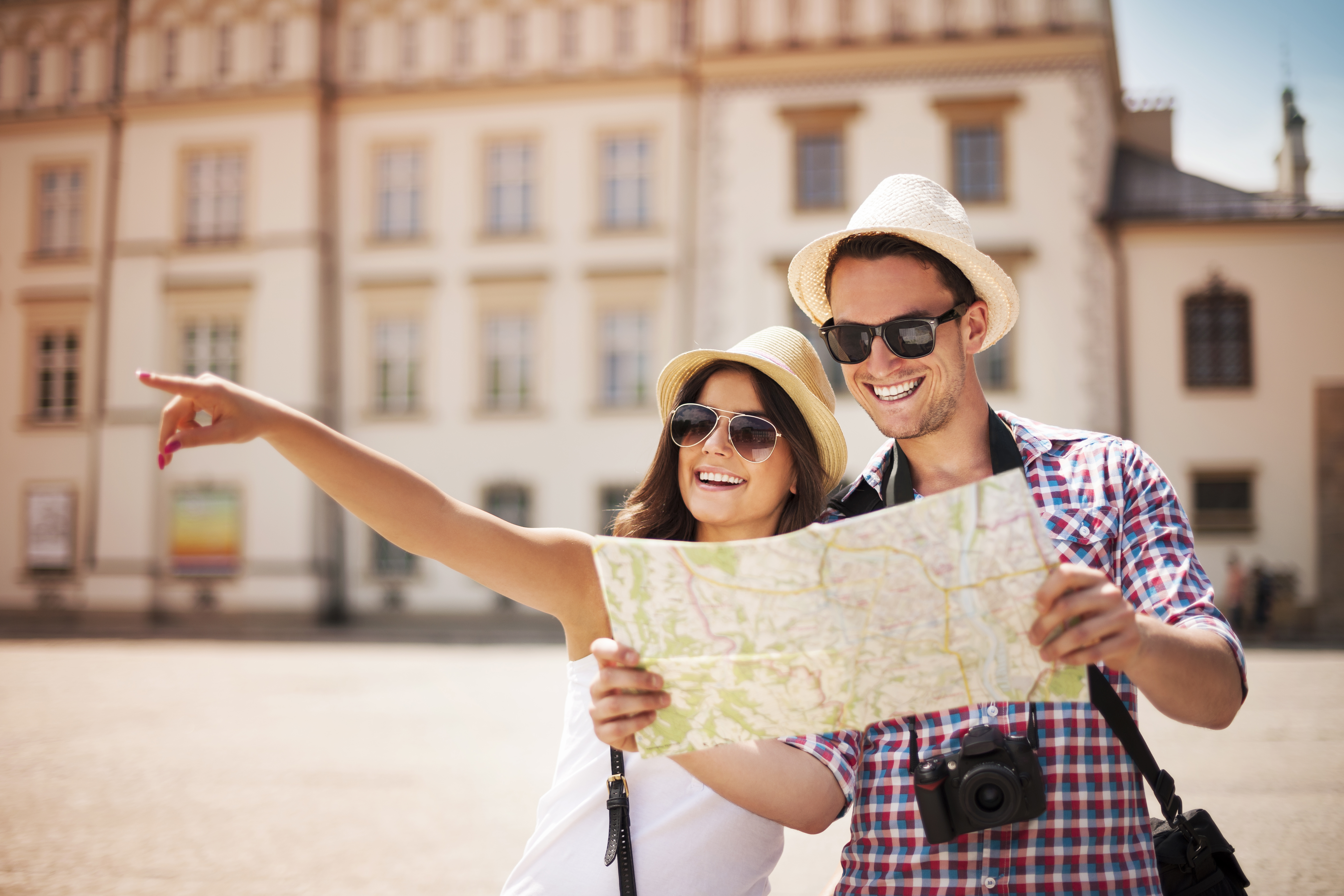feliz ciudad turistica con mapa