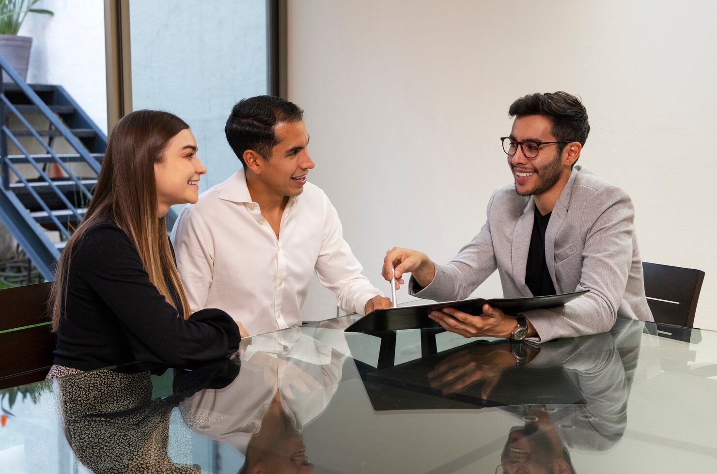 pareja tiro medio hablando agente inmobiliario 23 2150322111