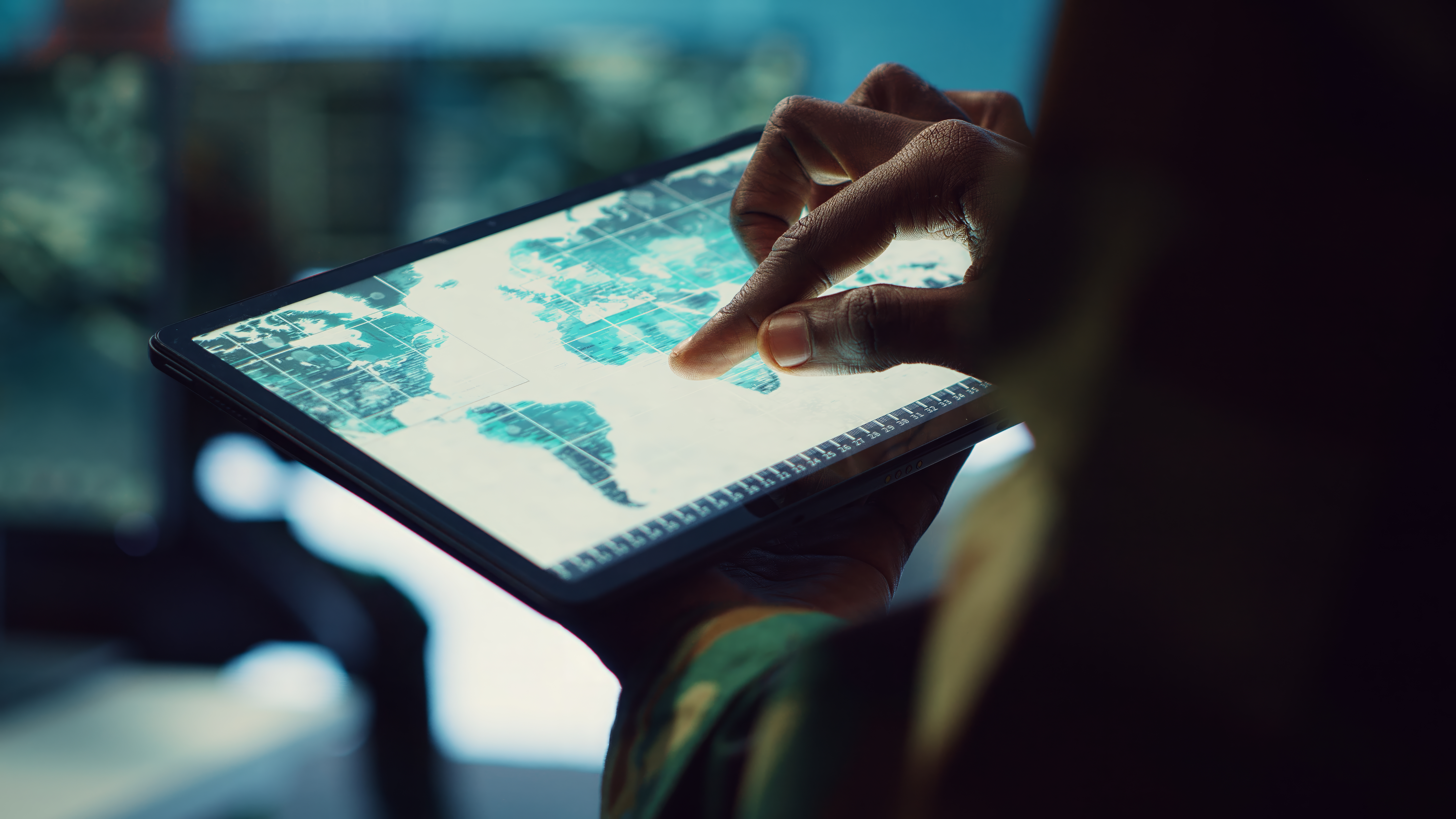profesional militar de ti reune inteligencia de la proyeccion de mapas del mundo